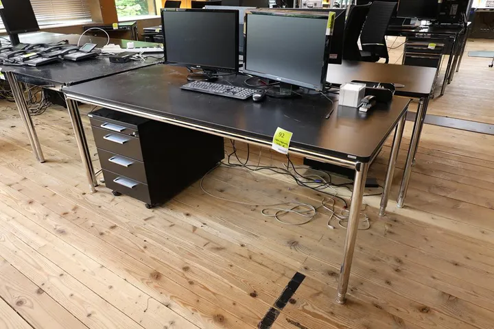 1 x Bosse Tisch 1 x Palmberg Rollcontainer Tischmaß: 180 x 80 x 72 cm